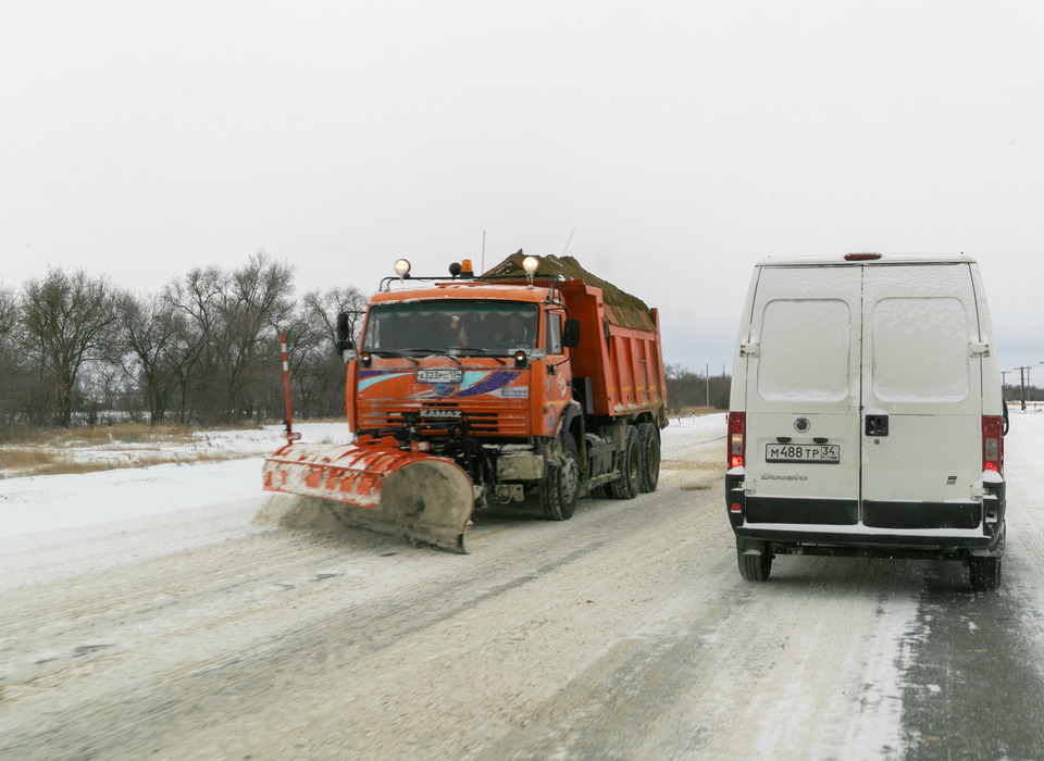 На дороги Волгоградской области за сутки нанесли 5,8 тыс. тонн реагентов