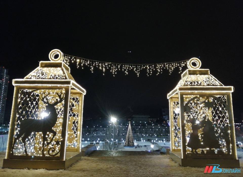 В Волгограде стали убирать новогодние украшения с улиц города