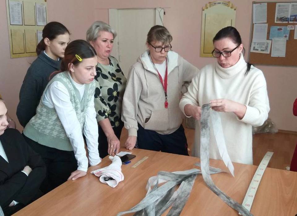Под Волгоградом школьники плетут маскировочные сети для бойцов СВО