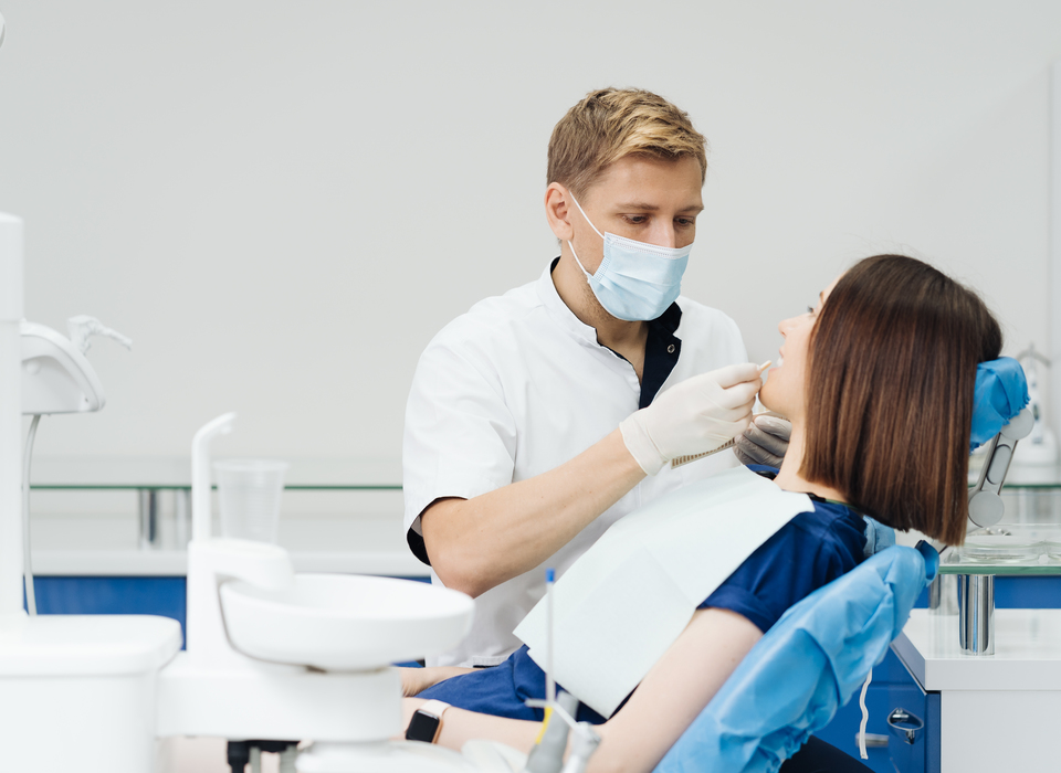 В Волгограде опытному стоматологу готовы платить полмиллиона в месяц