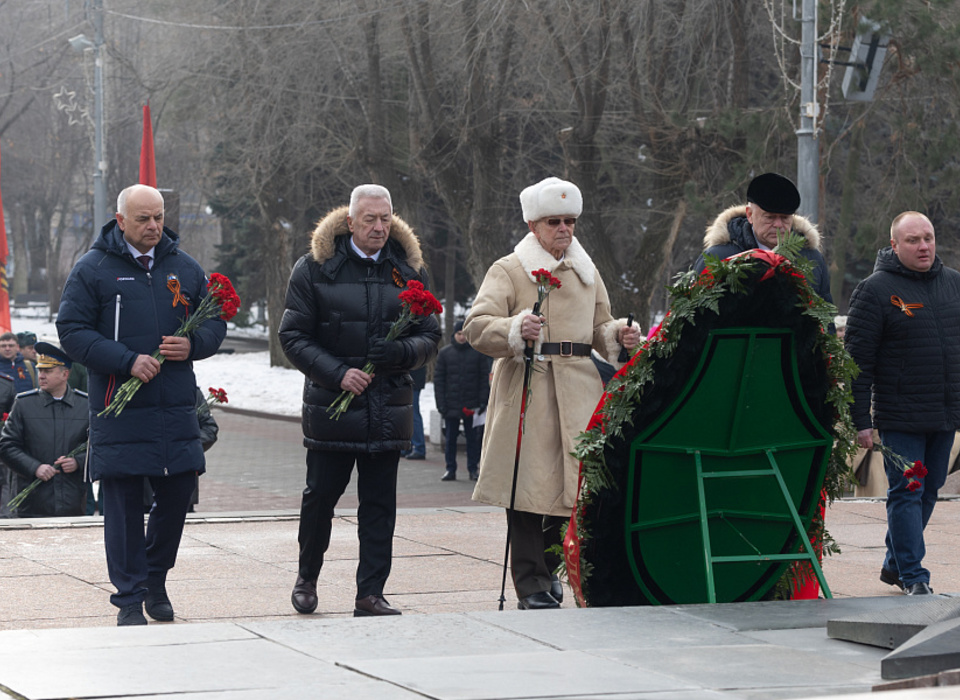 В Волгограде почтили память защитников Отечества