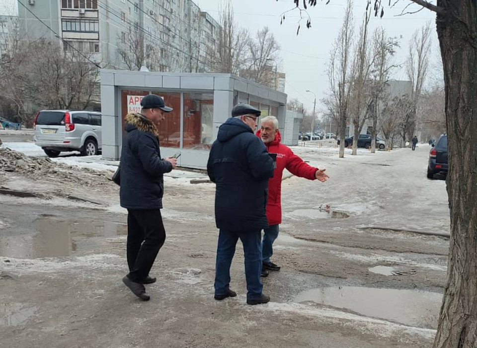 В центре Волгограда прошли проверки качества уборки дворов от снега