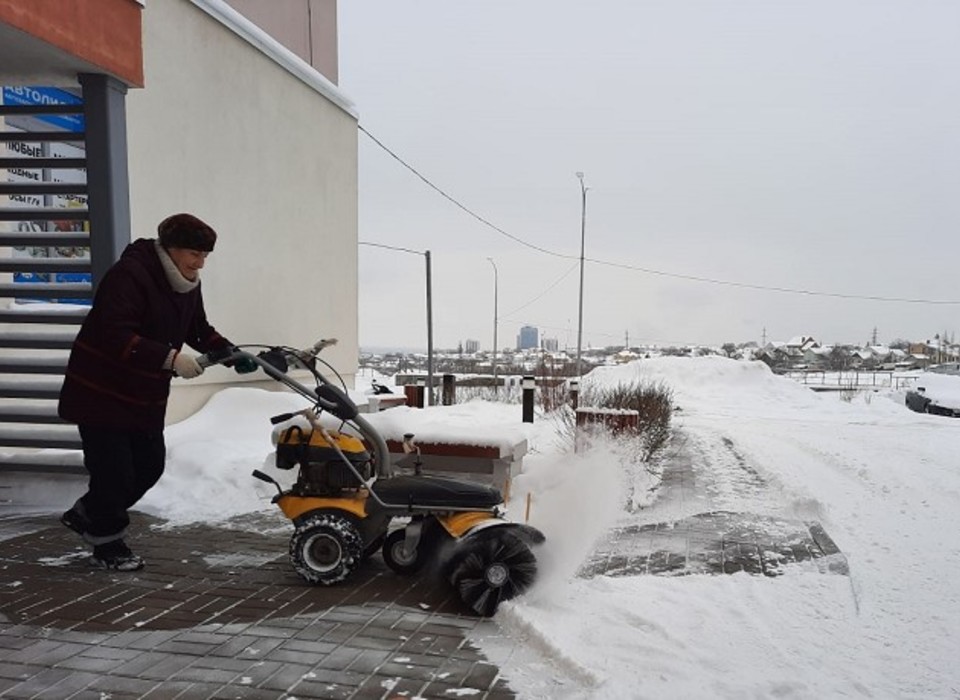 В Волгограде дворники УК и ТСЖ все выходные расчищали от снега дворы жилых домов