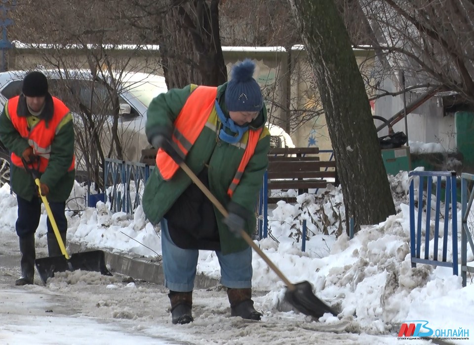 Во дворах Волгограда убирают последствия снежного циклона «Ольга»