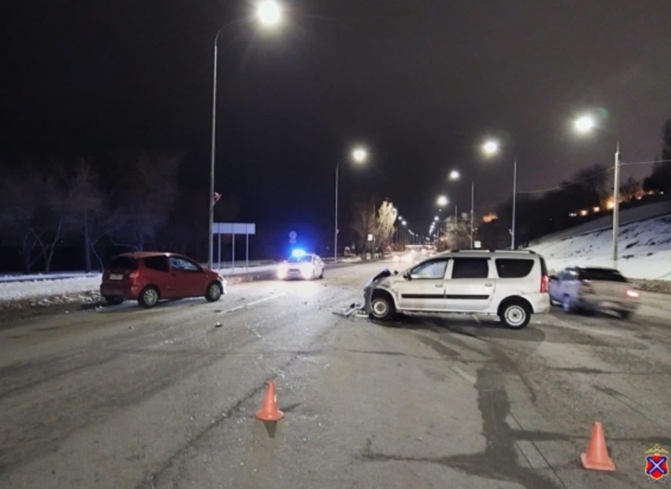 В Волгограде в ДТП на Нулевой Продольной пострадали четыре человека