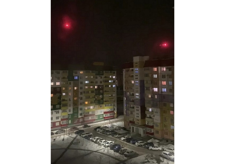 Летящие красные огни под Волгоградом горожане сняли на видео