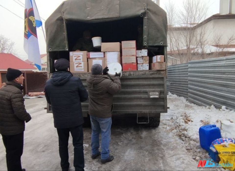 Из Волгограда бойцам СВО передали теплые вещи, продукты и письма