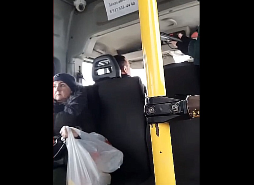 На видео попал конфликт водителя маршрутки с пассажирами в Волгограде
