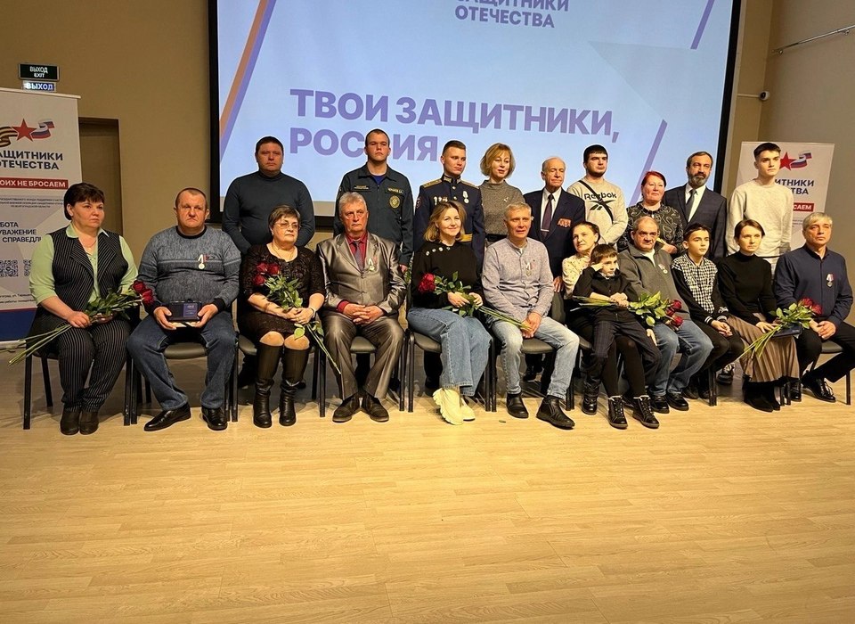 Пять медалей «Отец солдата» вручили родителям участников СВО в Волгограде