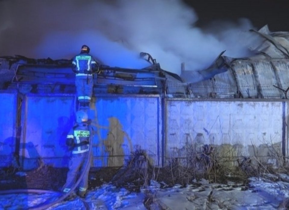 Крупный пожар вспыхнул ночью в промзоне на юге Волгограда