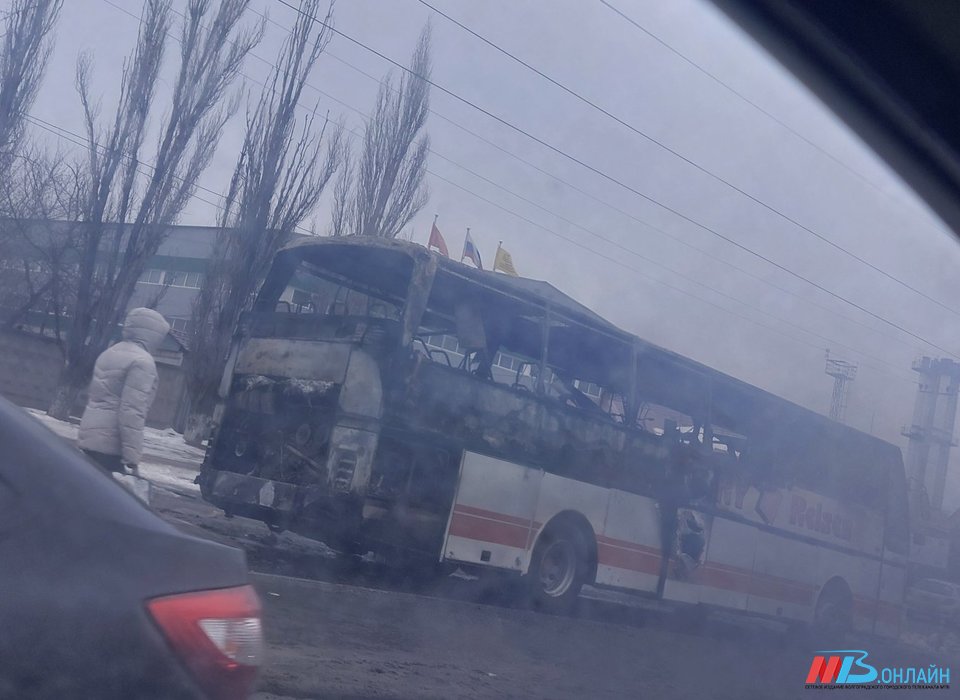 Двухэтажный пассажирский автобус сгорел в Волгограде