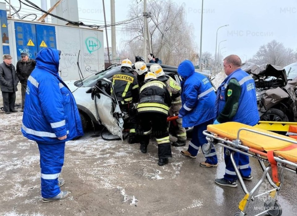 В Волгограде сотрудники МЧС прибыли для спасения пострадавших в ДТП