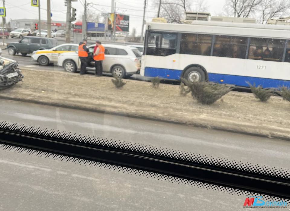 В ДТП на Первой Продольной в Волгограде попало такси