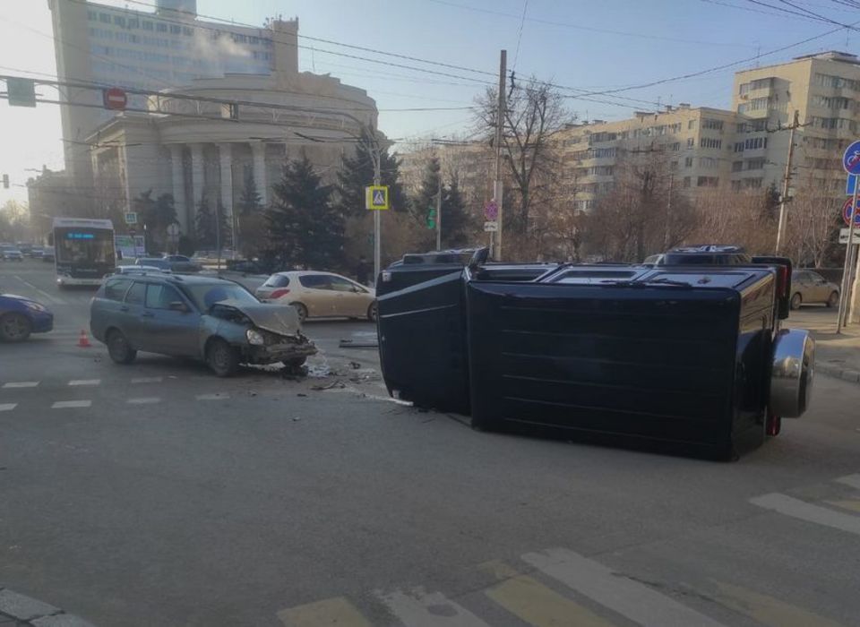 На видео попал момент ДТП Mercedes и Lada Priora в Волгограде