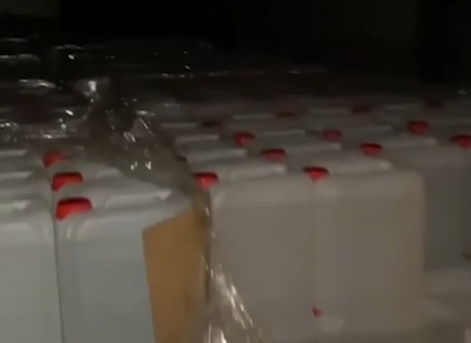 В гараже у волгоградца обнаружили 3 тысячи канистр со спиртом