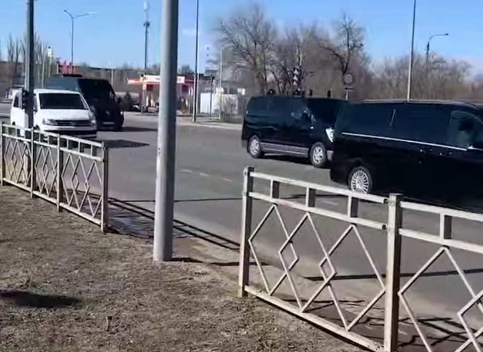 Кортеж Дмитрия Медведева из 15 автомобилей в Волгограде попал на видео