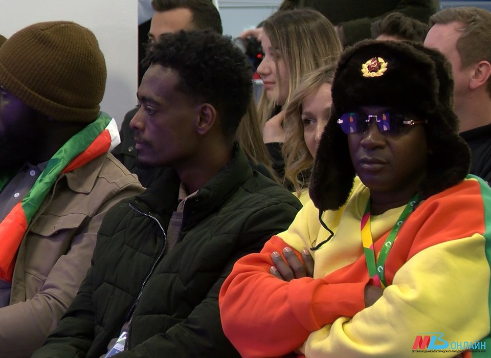 В Волгограде олимпийские чемпионы пообщались с иностранными участниками Всемирного фестиваля молодёжи