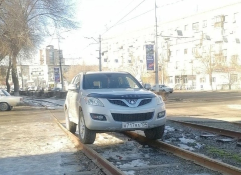 Волгоградцев возмутила парковка внедорожника на трамвайных путях