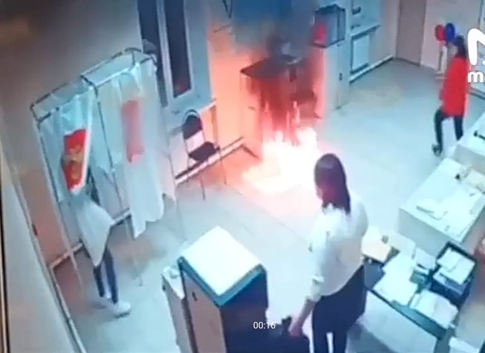 На видео попала попытка поджога избирательного участка под Волгоградом