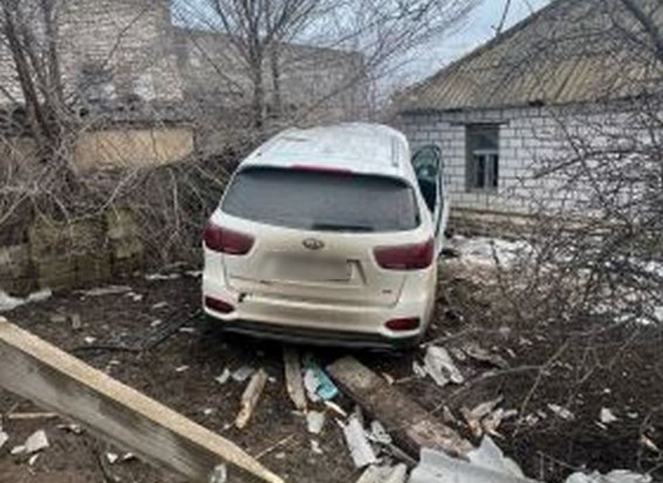 Под Волгоградом погиб 49-летний водитель врезавшегося в забор дома автомобиля