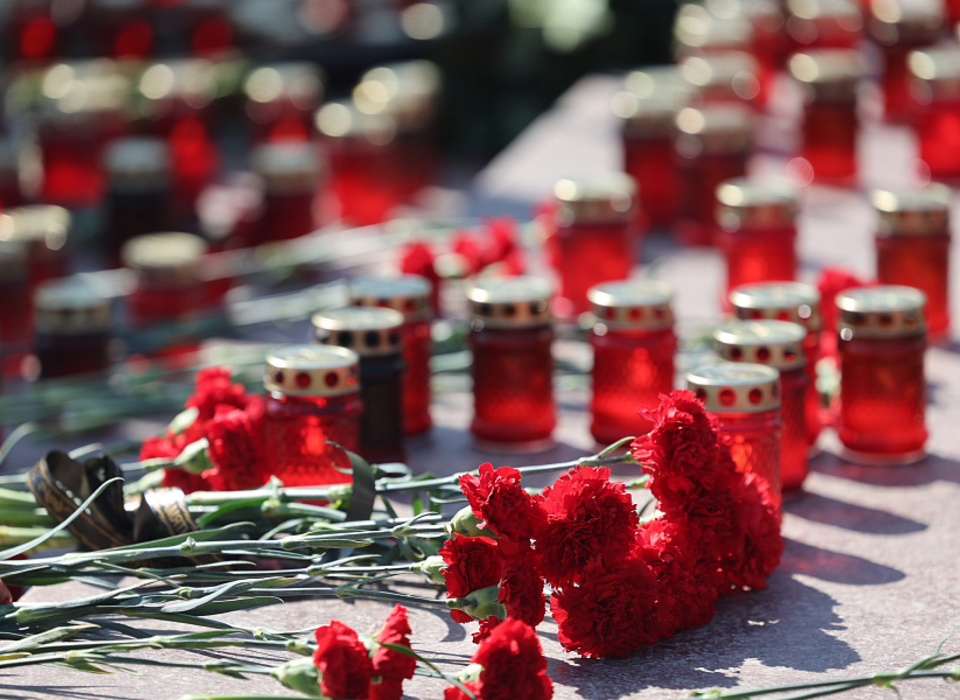 Андрей Бочаров вместе с жителями Волгограда почтил память погибших в «Крокусе»