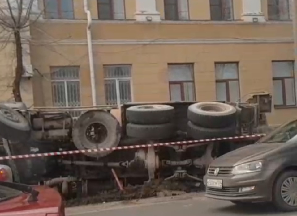 На видео сняли перевернувшуюся в центре Волгограда бетономешалку