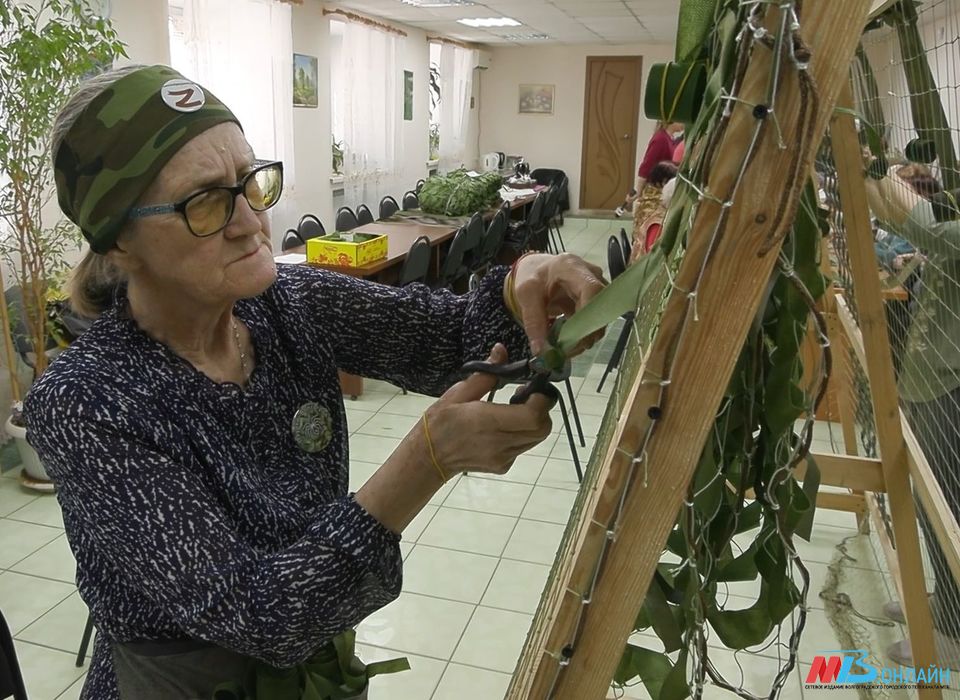 Участницы волгоградского клуба пожилых людей помогают бойцам