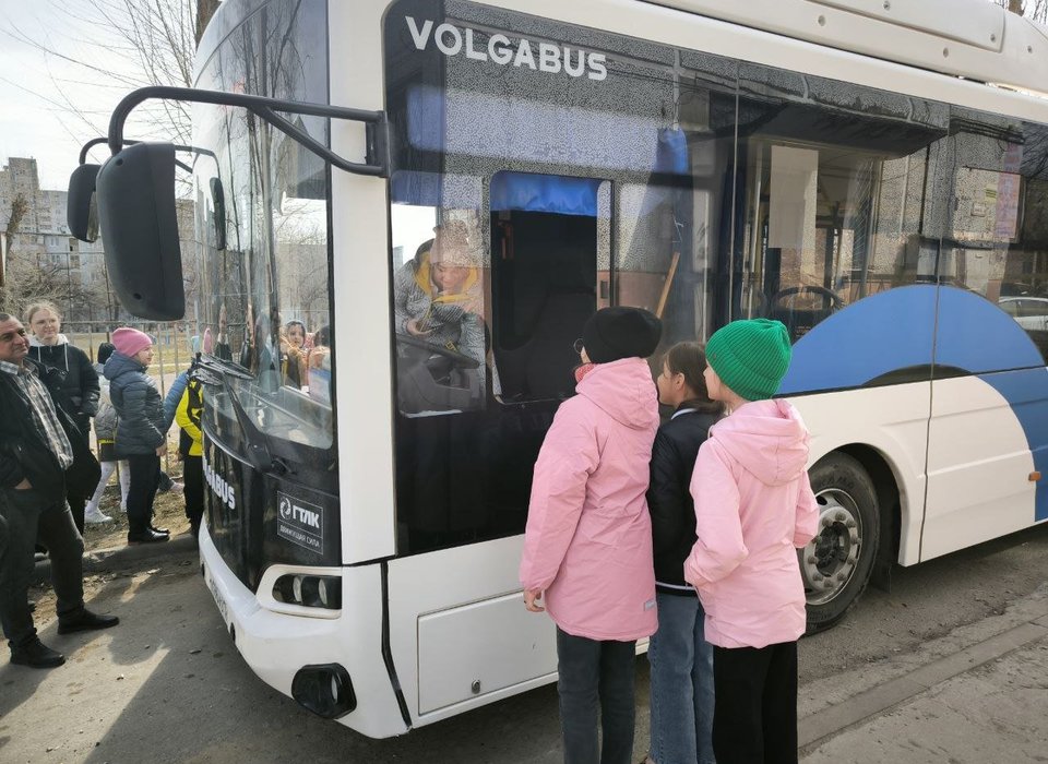 Школьники в Волгограде узнали, с какой стороны нужно обходить автобус