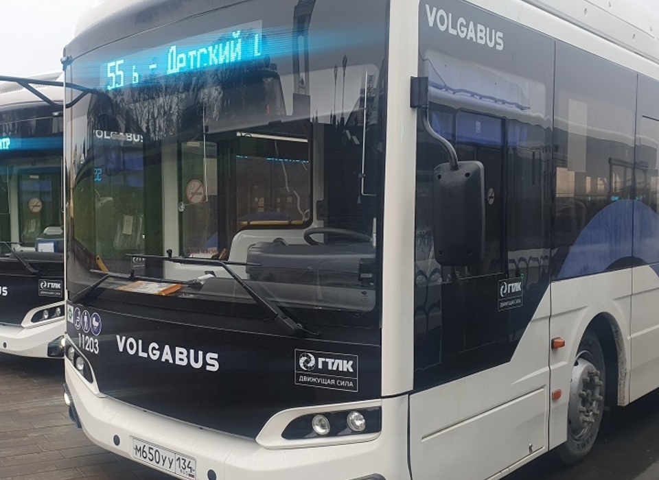 В автобус № 55 врезался КамАЗ на юге Волгограда