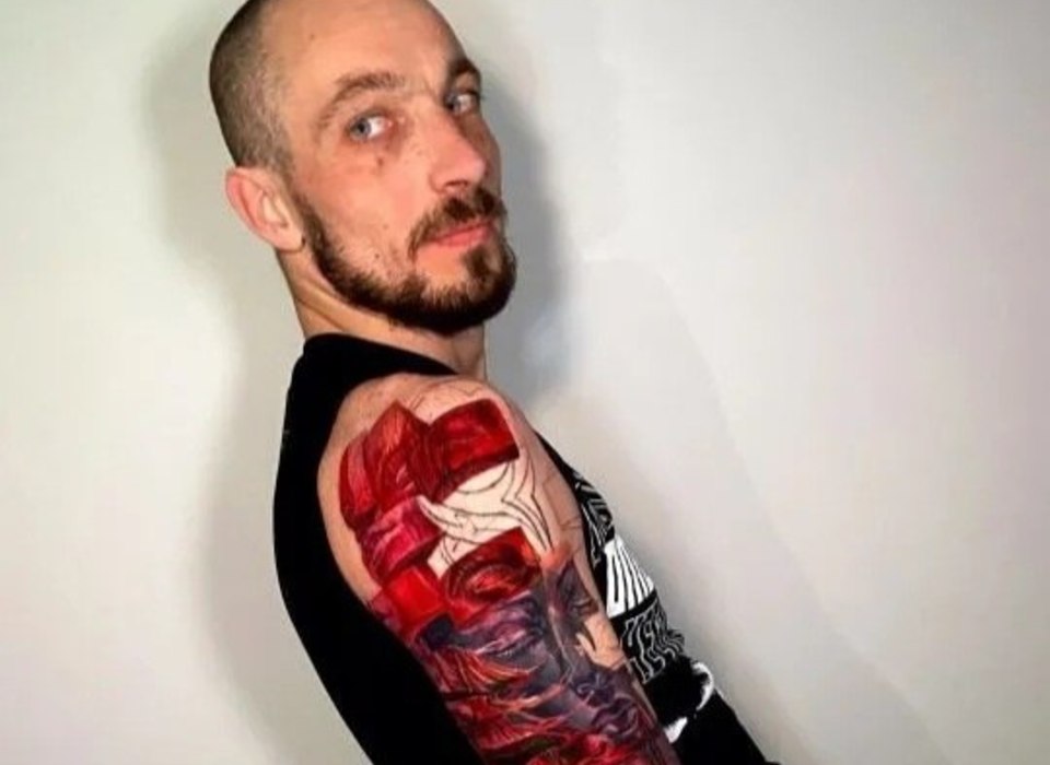 В Волгоградской области ищут участника СВО с красной татуировкой на руке