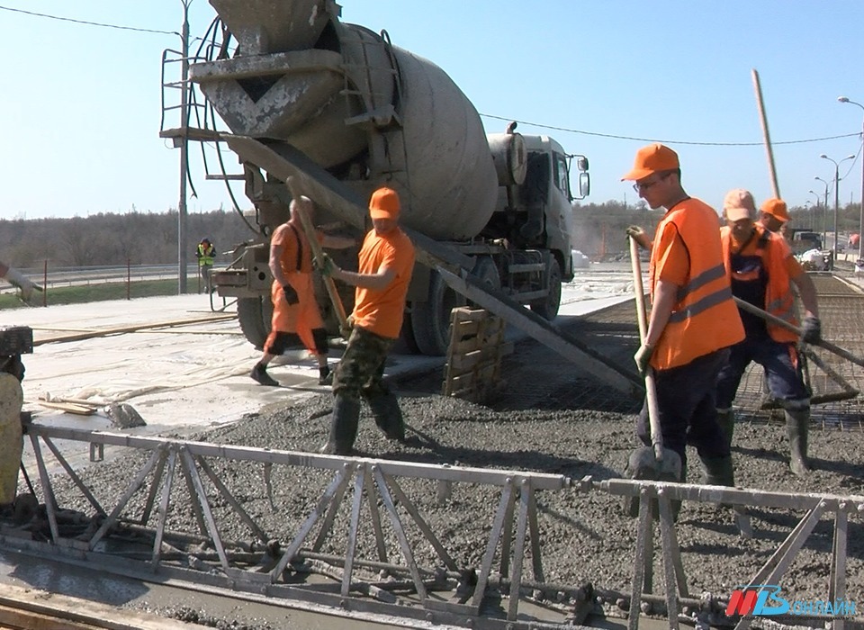 На путепроводе № 6 в Волгограде завершают заливка нового бетонного основания