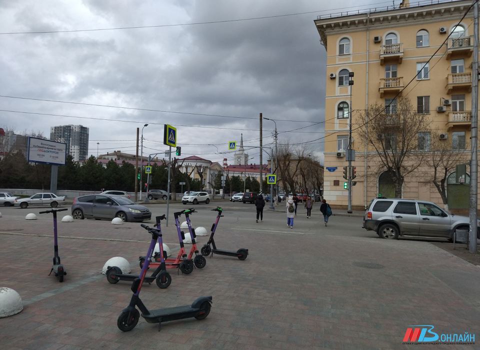 Автомобиль Škoda отправил в нокаут 41-летнего мужчину на электросамокате в Волгограде