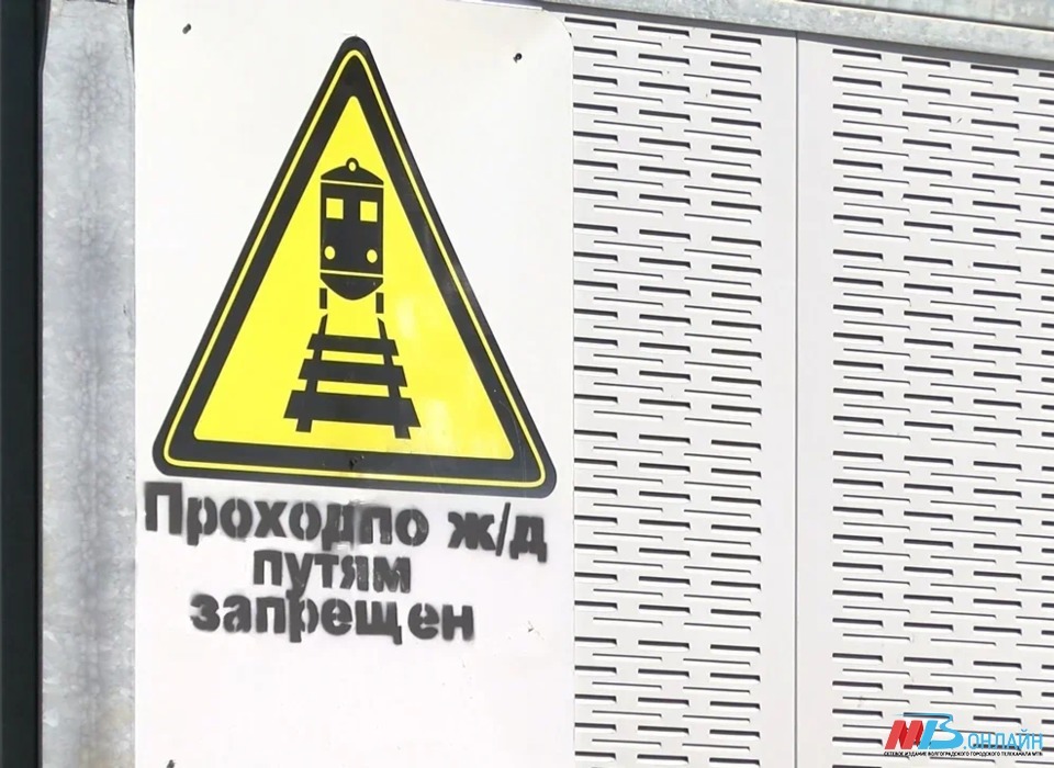 В Волгоградской области товарный поезд протаранил мешавший ему грузовик
