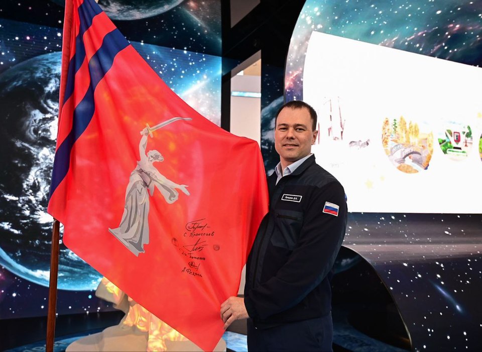 На стенде Волгоградской области на ВДНХ побывал космонавт Дмитрий Петелин