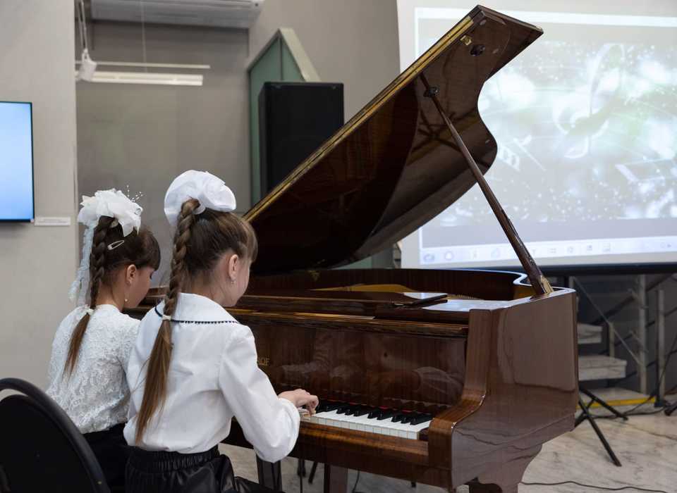 На открытии выставки Александры Пахмутовой в Волгограде дети сыграли на ее рояле
