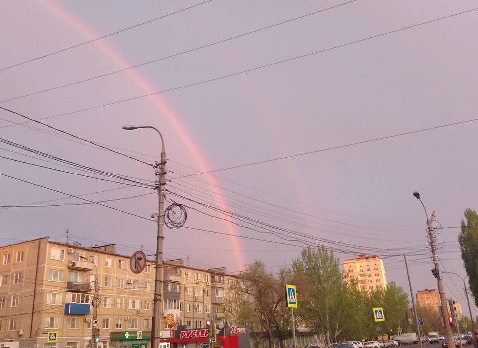Жители Волгограда сняли на видео необычную радугу над городом