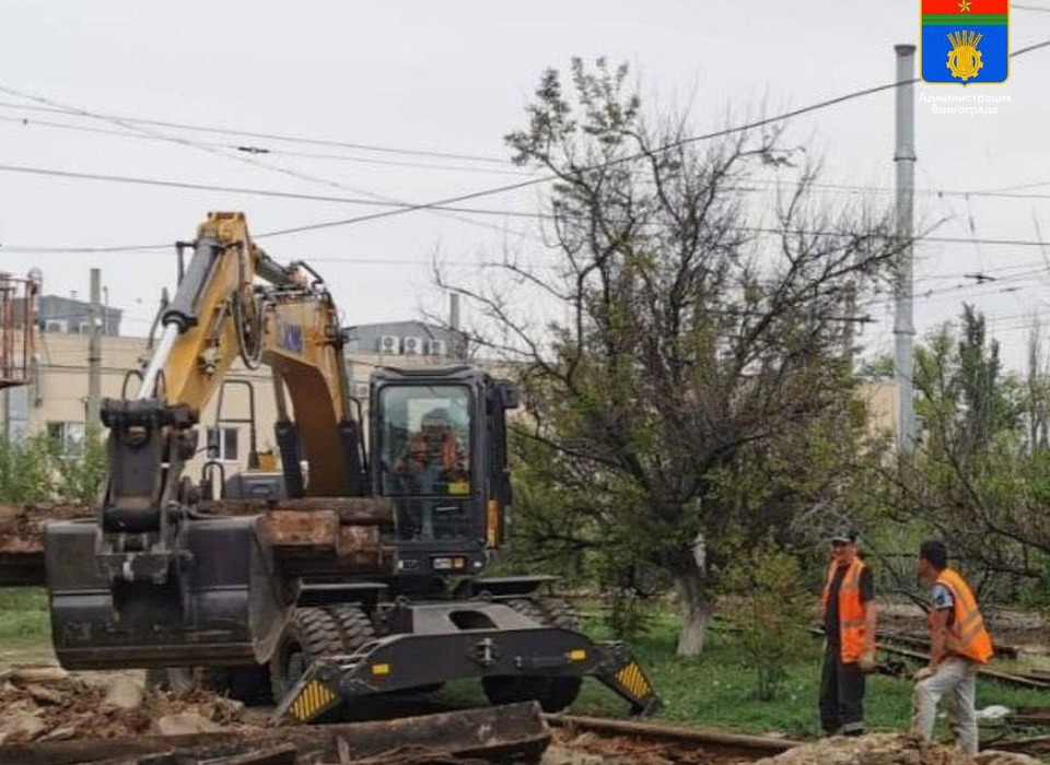 На кольце скоростного трамвая на севере Волгограда рабочие выполнили половину демонтажных работ