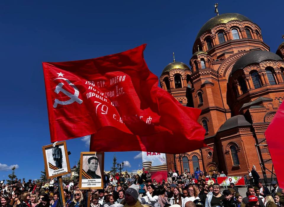 В Волгограде в День Победы прошел военный парад