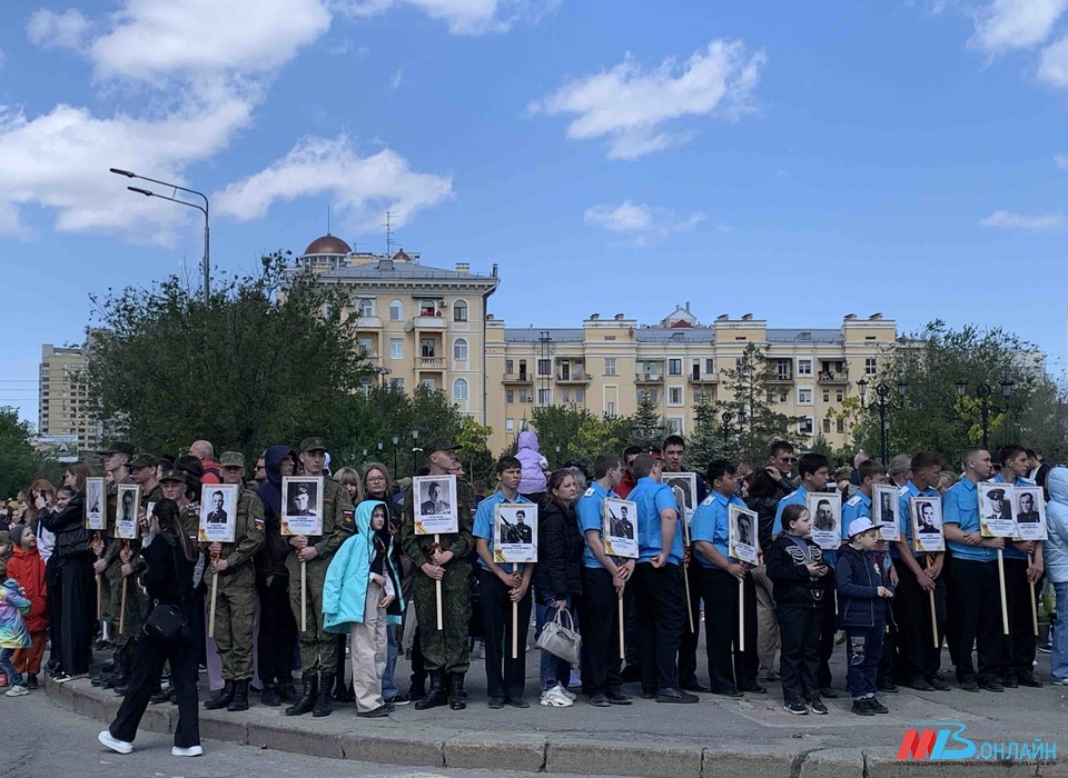 9 Мая на улицы города волгоградцы массово вышли с портретами фронтовиков