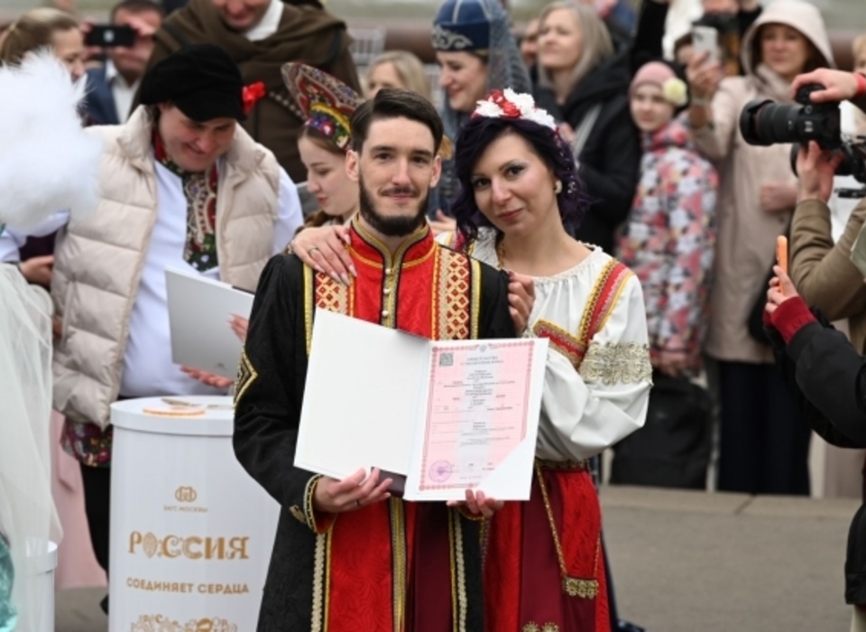 В Москве на ВДНХ волгоградцы сыграли свадьбу на Красную горку