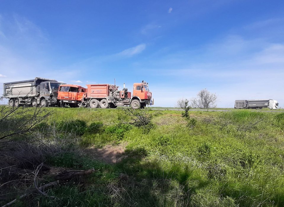 Грузовик в массовом ДТП сбил рабочего на ремонтируемой трассе в Волгоградской области