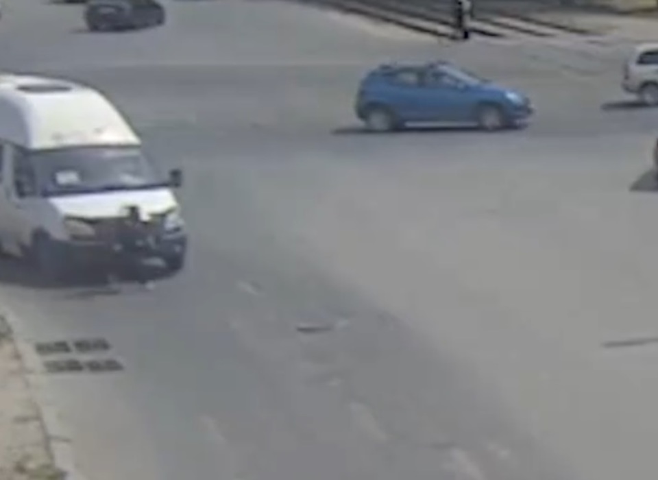 В Волгограде водитель маршрутки сбил перебегавшую дорогу 9-летнюю девочку