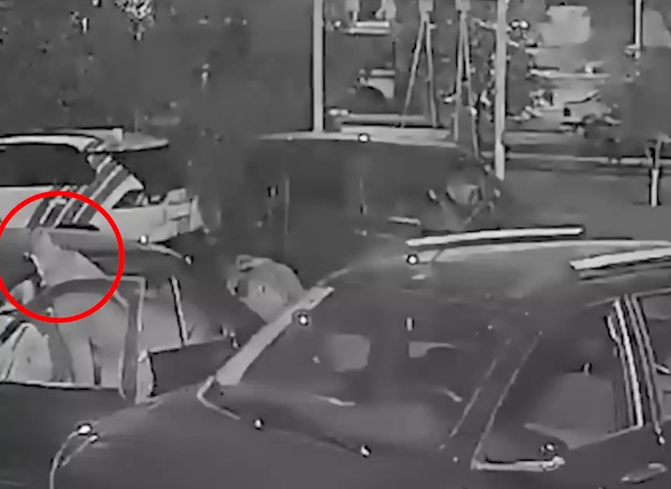 Камера сняла, как мужчина изрезал сидения чужого автомобиля в Волгограде