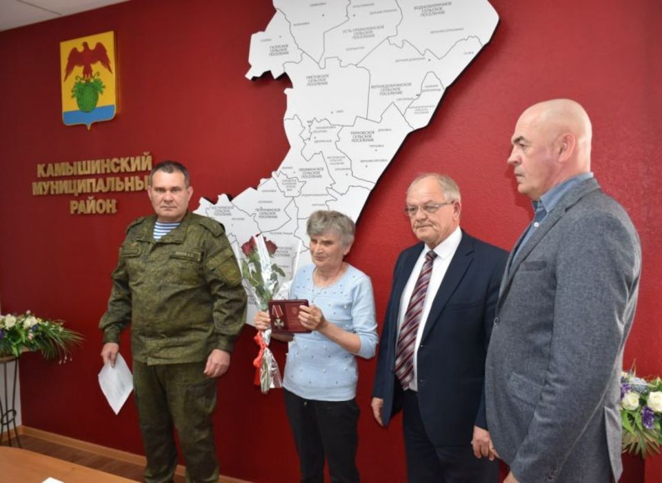 В Волгоградской области матери погибшего в зоне СВО бойца вручили орден Мужества