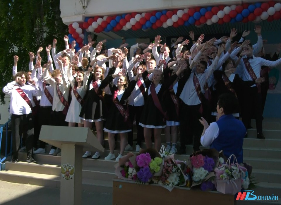 Учителя волгоградской школы №5 напутствовали выпускников песней