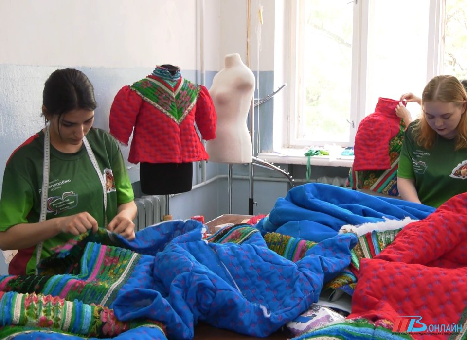 Волгоградские студенты сшили  коллекцию одежды из бабушкиных платков