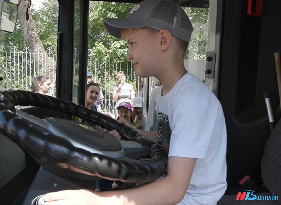 Волгоградские школьники примерили на себя роль водителя автобуса