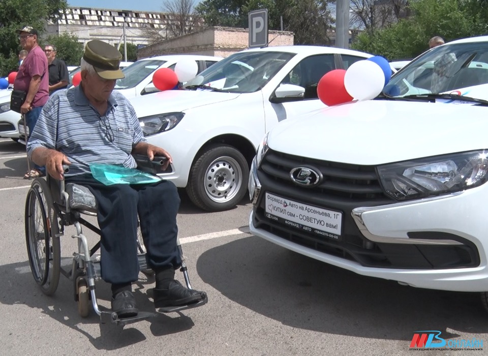 Социальный фонд Волгоградской области вручил 16-ти волгоградцам вручил новые специализированные автомобили
