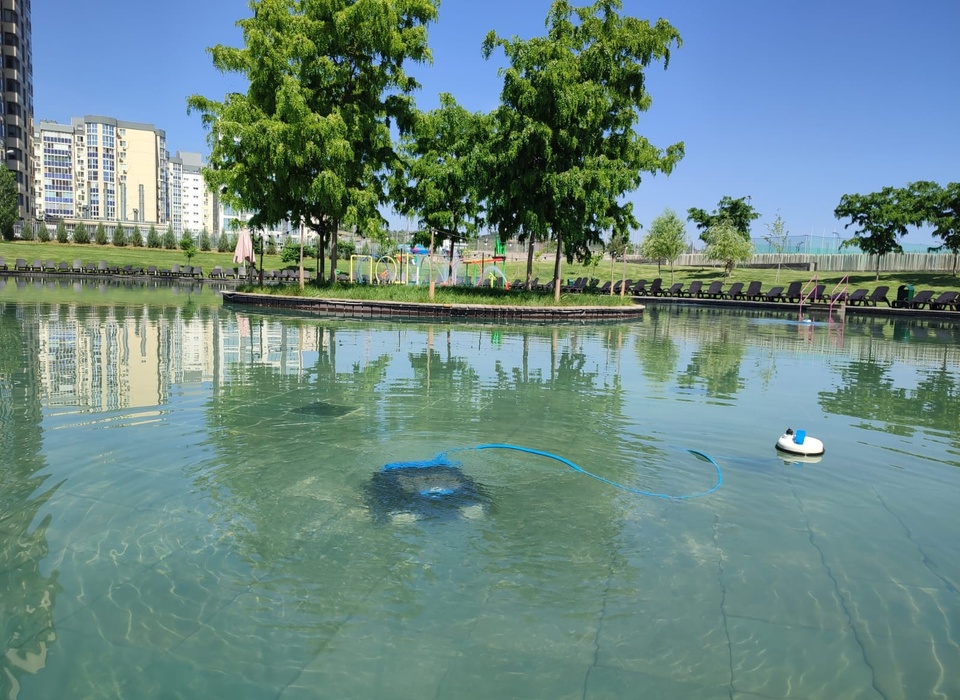 В Волгоградском ЦПКиО подводные пылесосы очищают дно бассейна «Лагуна»