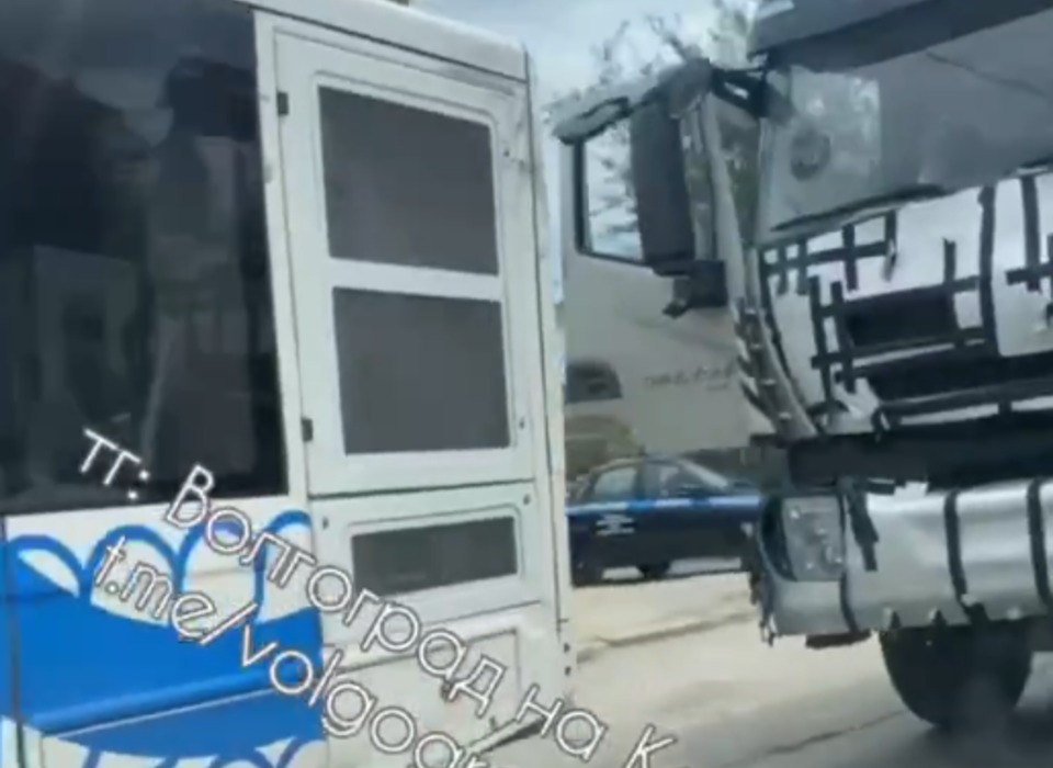 В Советском районе Волгограда образовалась пробка из-за ДТП фуры с автобусом